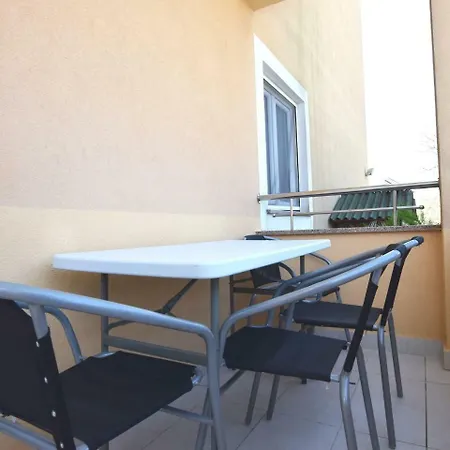 Spacious In Pula With Swimming Pool 公寓 温克兰