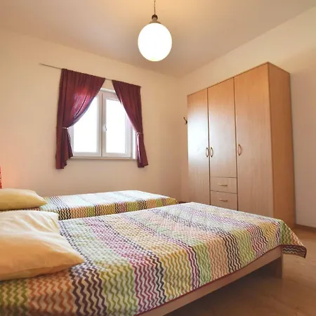 Spacious In Pula With Swimming Pool 温克兰