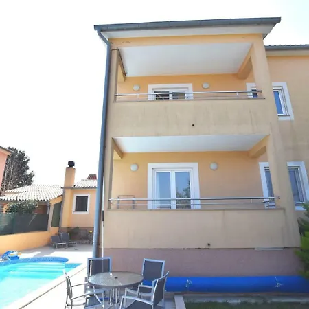 Spacious In Pula With Swimming Pool 公寓