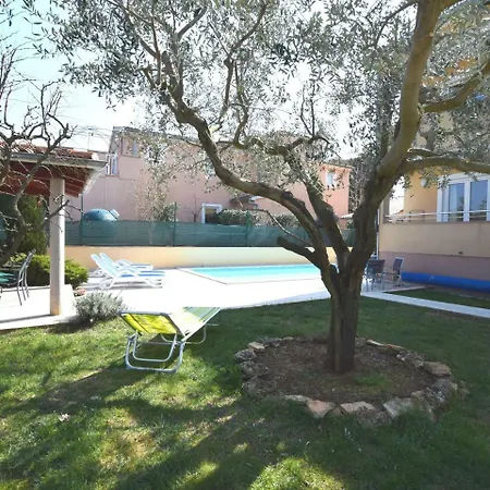 Spacious In Pula With Swimming Pool * 温克兰