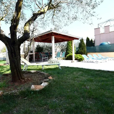 Spacious In Pula With Swimming Pool 公寓