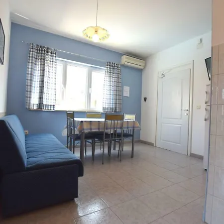 Spacious In Pula With Swimming Pool 公寓 *