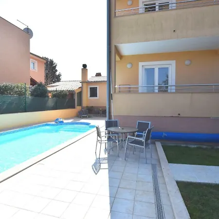 Spacious In Pula With Swimming Pool *