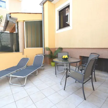 公寓 Spacious In Pula With Swimming Pool *