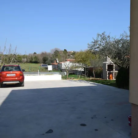 Spacious In Pula With Swimming Pool Appartamento Vinkuran