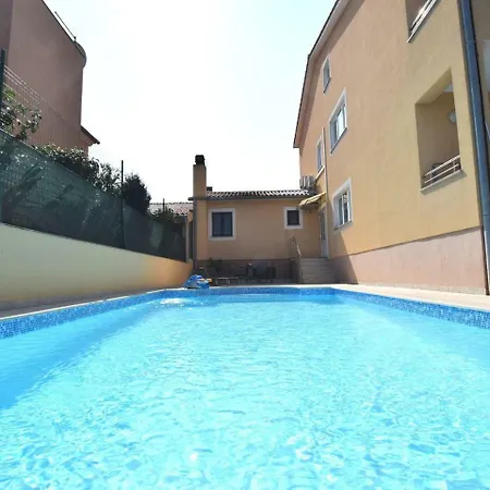 Spacious In Pula With Swimming Pool Vinkuran