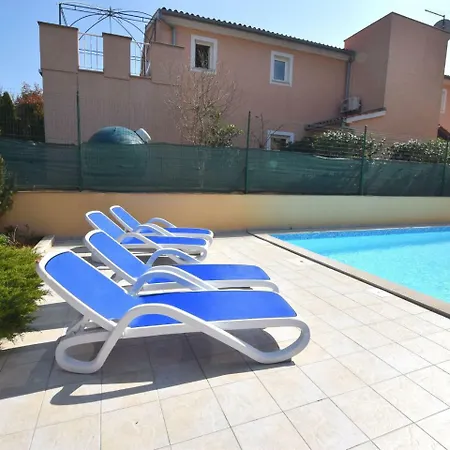 Appartamento Spacious In Pula With Swimming Pool