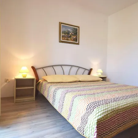 Spacious In Pula With Swimming Pool Appartamento